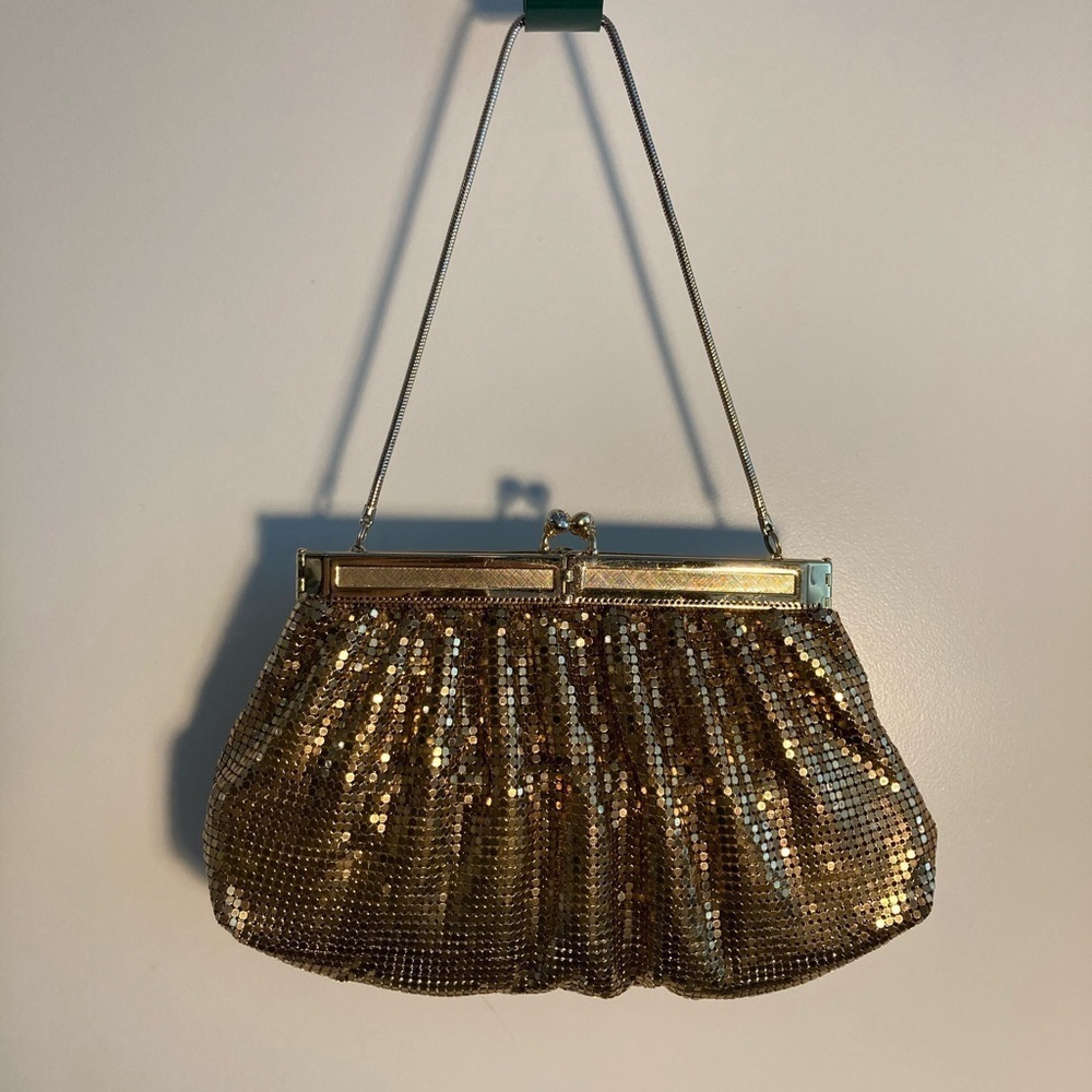 𝅺GLOMESH  Evening Clasp Bag in Gold Tone Gold Chain Lined Vintage
